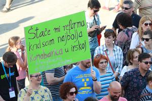 Prosvjedna akcija Čekajući tramvaj zvan obrazovna reforma ispred HNK-a