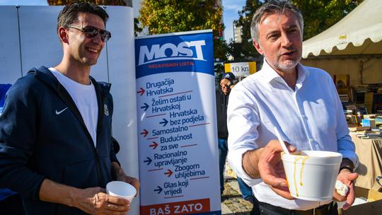Zagreb: Miroslav Škoro s članovima Mosta dijelio grah na trešnjevačkoj tržnici