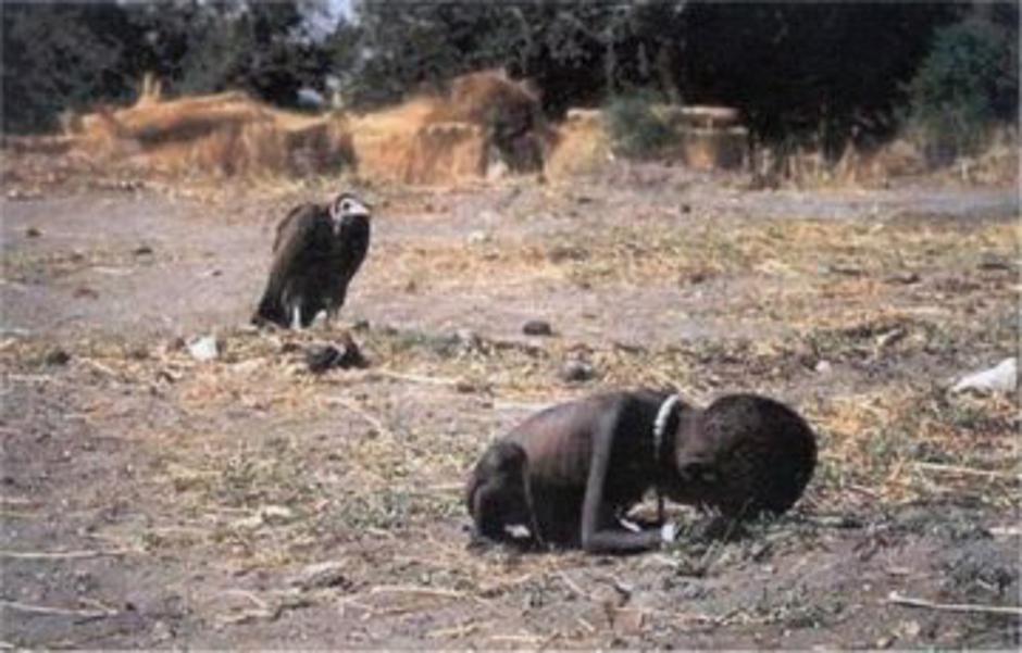 Sudan 1993.: Lešinar čeka da djevojčica umre od gladi, Pulitzer 1994. | Author: Kevin Carter/ fair use
