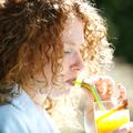 Žena pije sok od naranče