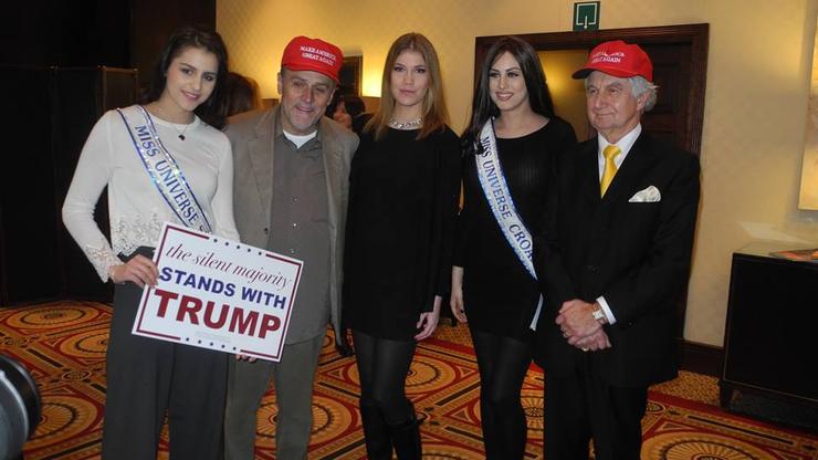 Milan Bandić u ožujku 2016. s finalisticama za izbor miss uz banere D. Trumpa