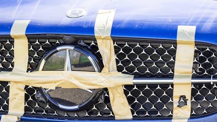 Klebeband hält die Kühlerfront eines modernen Fahrzeugs der Marke Mercedes zusammen. // 31.08.2025, Stuttgart, Baden-Wür