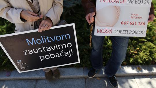 Članovi Udruge 40 dana za život mole ispred KBC Sestre milosrdnice
