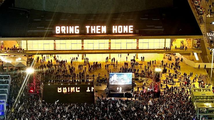 Thousands protest in Tel Aviv