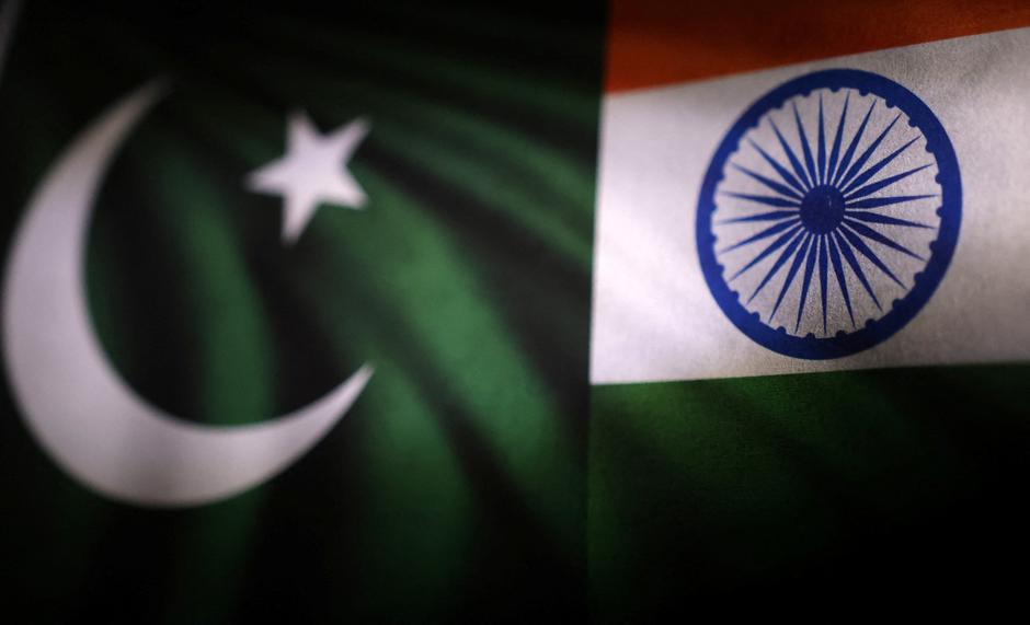 Illustration shows Indian and Pakistani flags | Author: Dado Ruvic