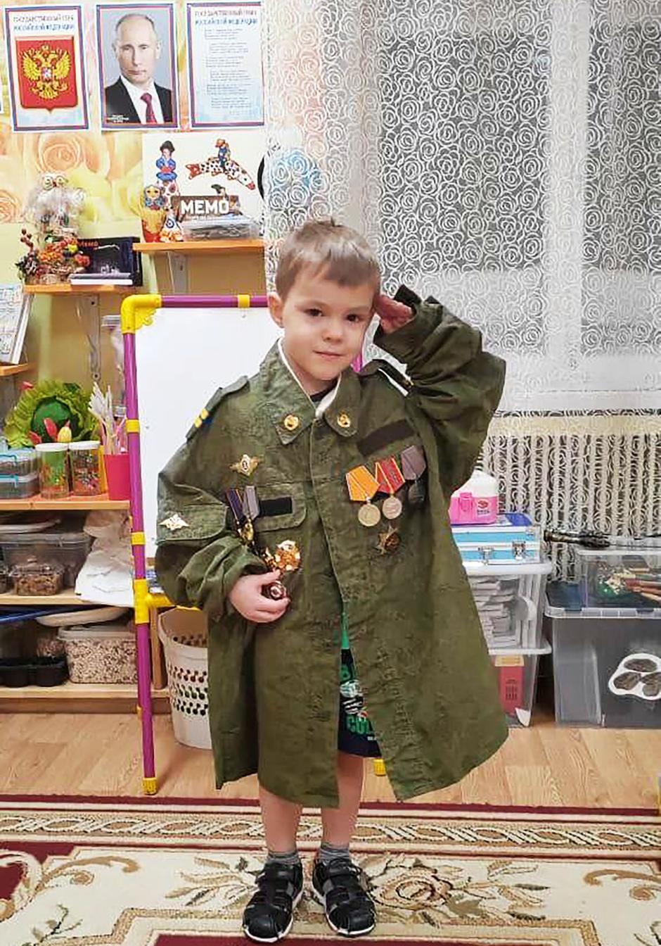 Putin indoctrinates children | Author: east2west news