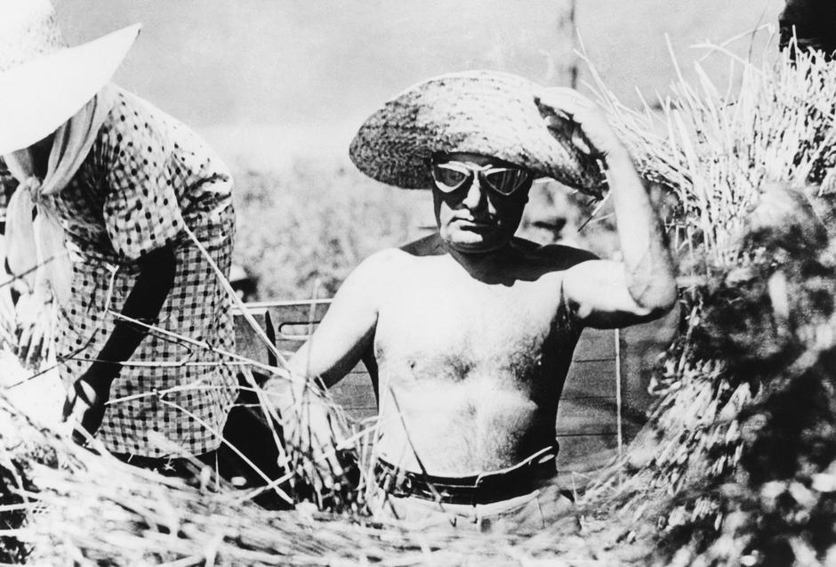 Benito Mussolini at harvest work south of Rome, 1935 | Author: Profimedia