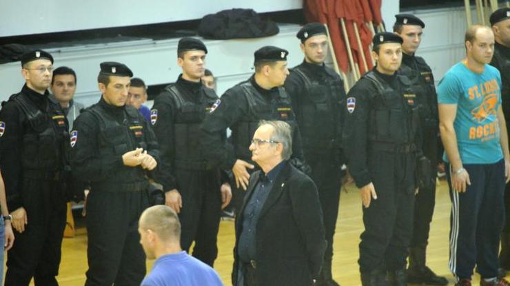 Glavaš uvježbava postrojbu Slavonske sokolske garde