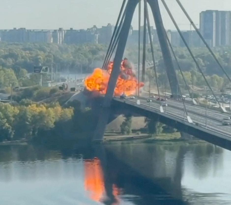 Russian drone hits North Bridge in Kyiv | Author: SOCIAL MEDIA