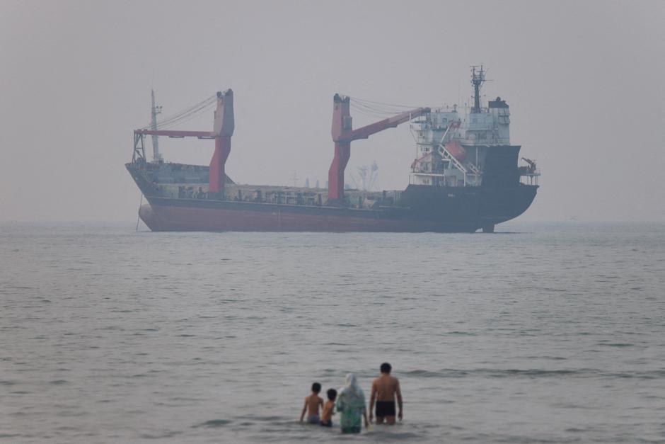 FILE PHOTO: Vessels in the Strait of Hormuz near the beach of Bandar Abbas | Author: Amirhosein Khorgooi/ISNA/REUTERS