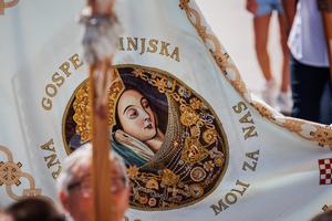 Sinj: Procesija i misa povodom blagdana Velike Gospe koju je predvodio Želimir Puljić