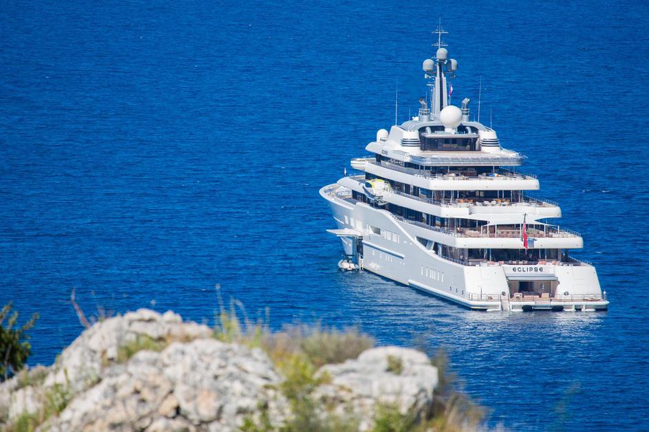 Cavtat: Megajahta Eclipse u vlasništvu Romana Abramoviča usidrena u uvali Tiha