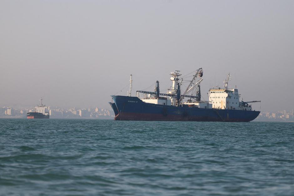 Vessels in the Strait of Hormuz near the beach of Bandar Abbas | Author: Amirhosein Khorgooi/ISNA/REUTERS