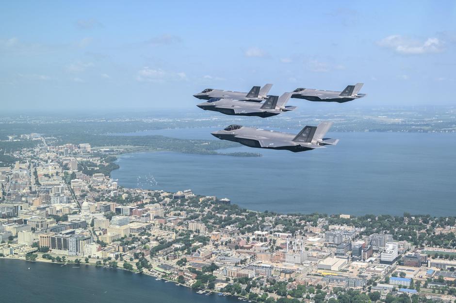 F-35 Lightning IIs fly in a formation over Madison, Wis. June 23, 2025. This mission was in collaboration with the 148th Fighter Wing, Duluth, Minn. (U.S. Air National Guard photo by Senior Airman Addie Peterson) | Author: Profimedia