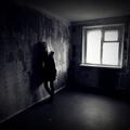 Usamljena djevojka u sobi