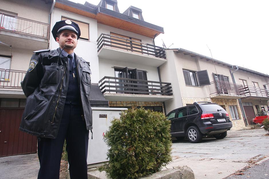 Policija ispred kuće Nikole Lisičara | Author: Jurica Galoic (PIXSELL)
