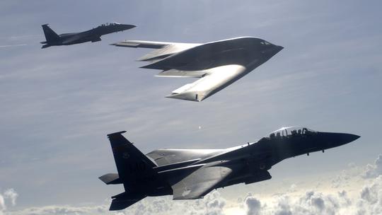 Avioni F-15E Strike Eagles i B-2