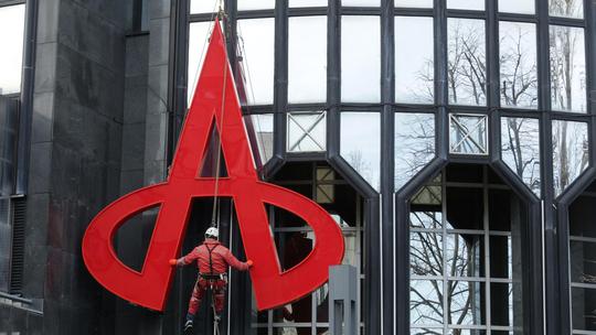 Zagreb: Skidanje velikog Agrokorovog znaka s vrha Ciboninog tornja