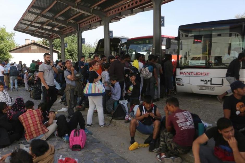 Izbjeglice preplavile željeznički i autobusni kolodvor, čekaju prijevoz prema zapadu | Author: Marko Mrkonjić (PIXSELL)