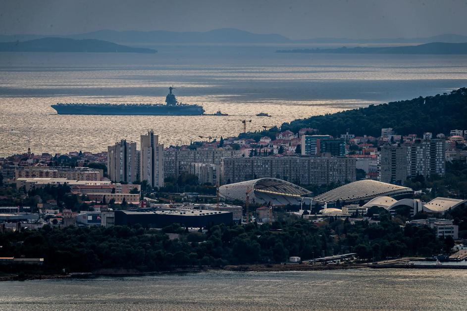 Pogled sa Kozjaka na Split i Ratni brod Gerald Ford 