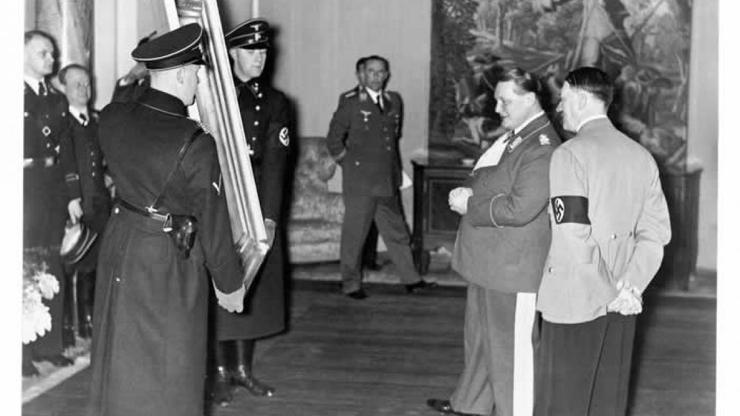 Hermann Goering i Hitler razgledavaju ukradene umjetnine