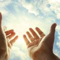 Ruke dignute prema nebu