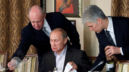 Jevgenij Prigožin (L), oligarh Vladimira Putina, poznat kao "Putinov kuhar"