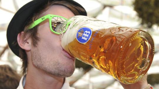 Mladić pije pivo