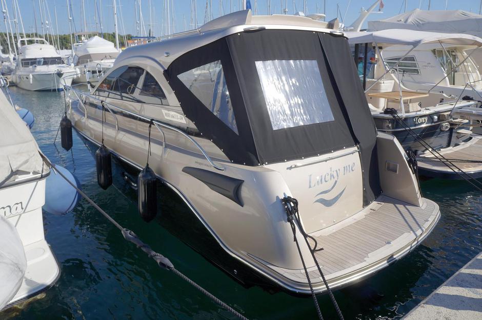 Biograd na Moru: Jahta Lucky me i bijeli passat u vlasništvu fra Šime Nimca | Author: Dino Stanin/PIXSELL