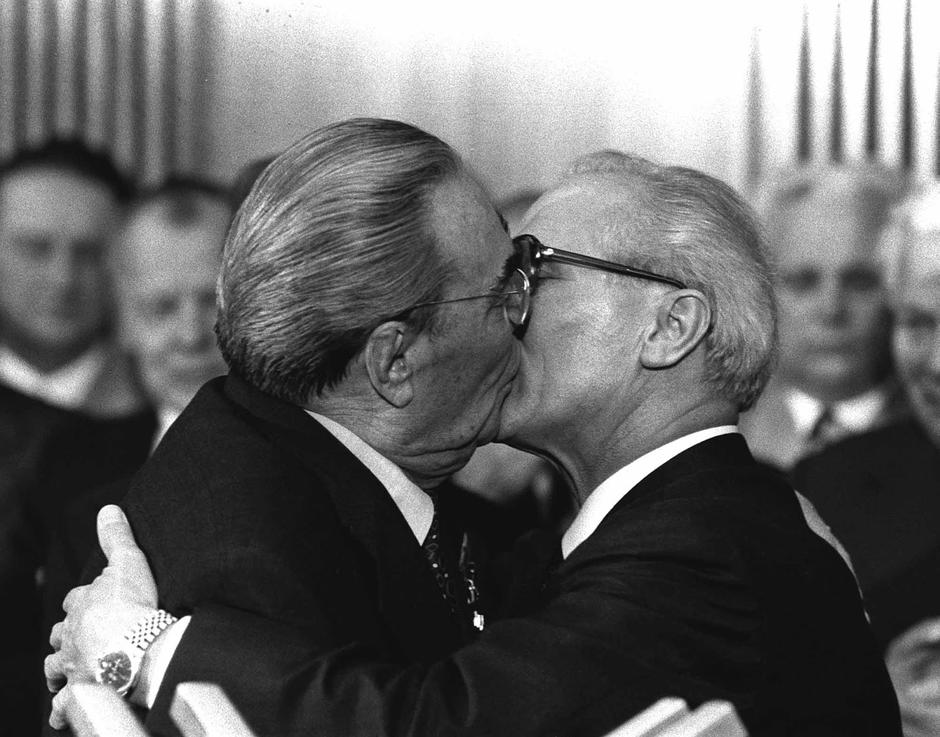 Leonid Brežnjev i Erich Honecker | Author: Pinterest