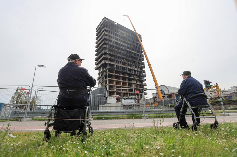 Zagreb: Franjo i Drago svakog dana sjednu ispred Vjesnika i promatraju rušenje | Author: Sanjin Strukic/PIXSELL