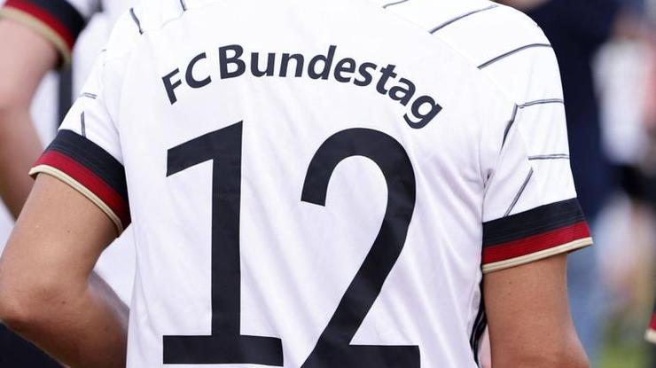 Fußballspiel FC Bundestag vs. FC Diabetologie im Friedrich-Ludwig-Jahn-Sportpark. Berlin, 06.09.2022 *** Soccer match F