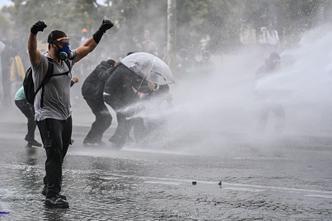 Paris, France. 13th Oct, 2026. High school and autonomous protesters clash with riot police in Paris on October 13, 2026. - 13/10/2026 - France/Ile-de-France (region)/Paris - Julien Mattia/Le Pictorium Credit: LE PICTORIUM/Alamy Live News