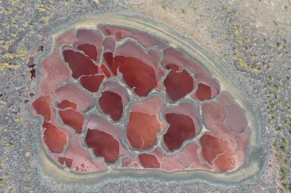 ALXA, CHINA - AUGUST 22: An aerial view shows the heart-shaped Wulan Lake surrounded by salt crusts in the Tengger Deser | Author: Profimedia
