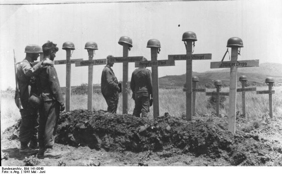 Bitka za Kretu 1941., njemački vojnici sahranjuju suborce | Author: Bundesarchiv, Bild/ CC-BY-SA 3.0
