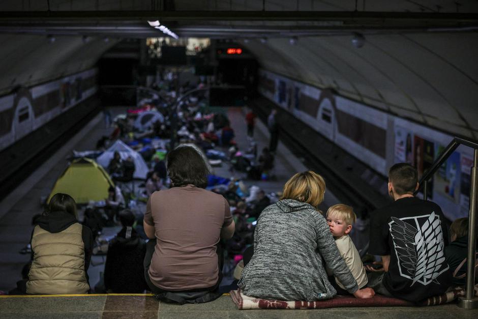 People take shelter during a Russian missile and drone strike, amid Russia's attack on Ukraine, in Kyiv | Author: ALINA SMUTKO/REUTERS