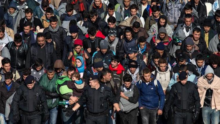 Izbjeglice u pratnji policije odlaze prema slovenskoj granici