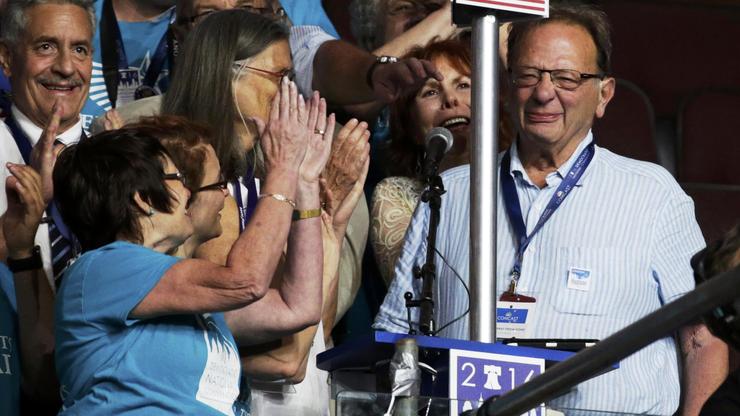 Larry Sanders daje podršku svom bratu Bernieju na konvenciji Demokrata u Philadelphiji 2016.