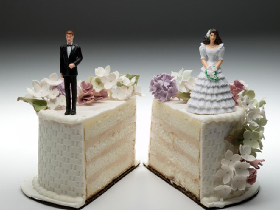 Razdvojene figure na torti za vjenčanje | Author: Thinkstock