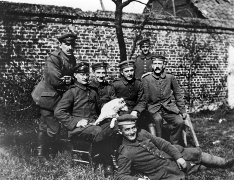 Mladi Adolf Hitler u Prvom svjetskom (sasvim desno) | Author: Bundesarchiv, Bild/ CC-BY-SA 3.0