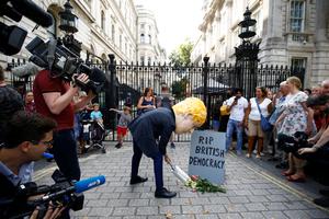 Prosvjednik maskiran u Borisa Johnsona ispred Downing Streeta