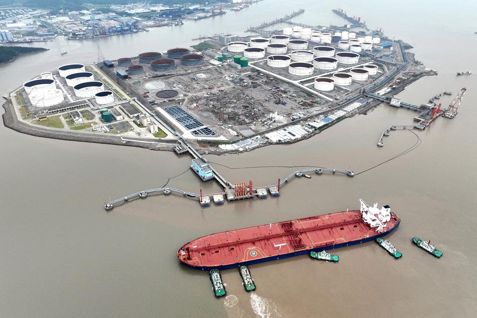 FILE PHOTO: FILE PHOTO: Crude oil terminal in Zhoushan | Author: Stringer