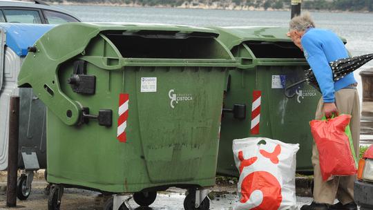 Pretraživanje kontejnera u potrazi za PET ambalažom ili hranom
