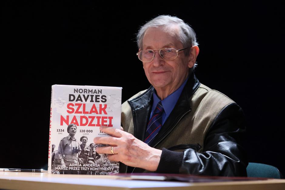 British historian Norman Davies meeting with fans in Izabelin | Author: Profimedia
