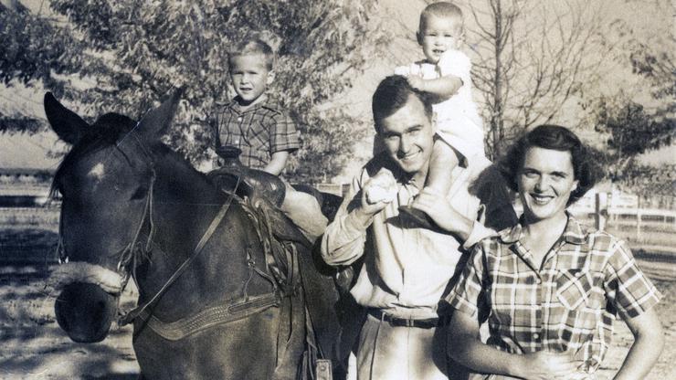 George Bush sa suprugom Barbarom, kćeri Robin i sinom Georgeom