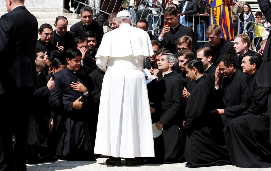 Papa Franjo sa svećenicima | Author: REMO CASILLI/REUTERS/PIXSELL