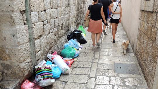 Smeće u Dubrovniku usred ljeta