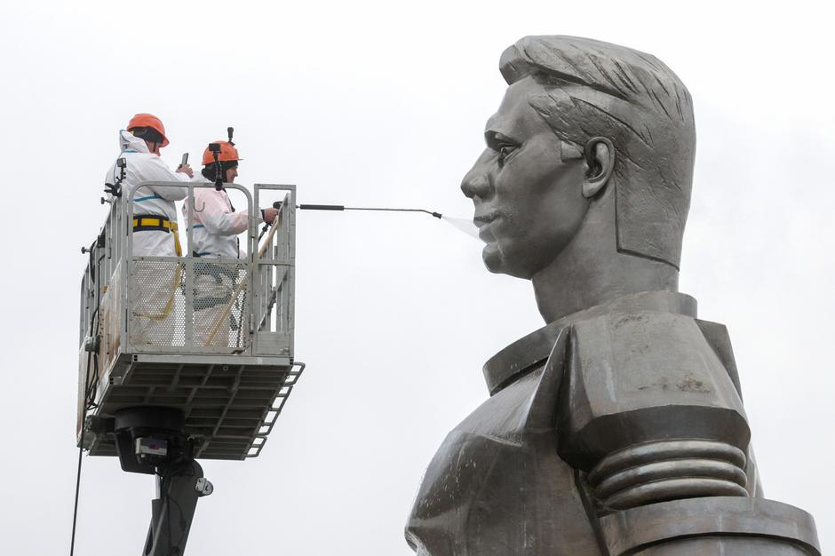 Washing Yuri Gagarin Monument In Moscow | Author: Profimedia