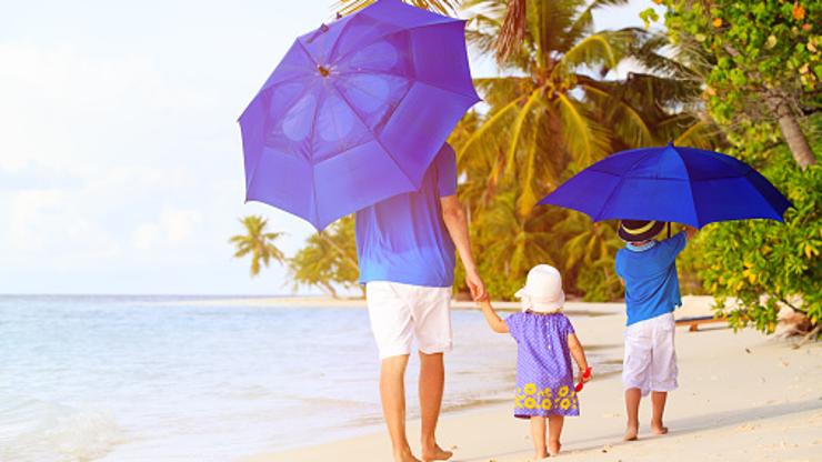 Otac s djecom na plaži
