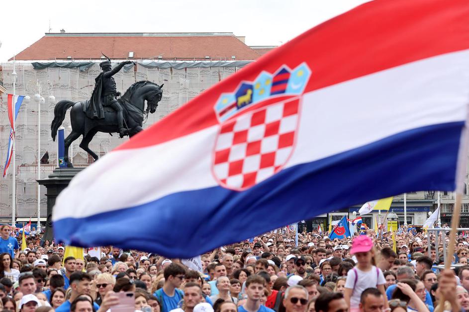 Zagreb: Dolazak hodočasnika Antunovskog hoda na Trg bana Josipa Jelačića